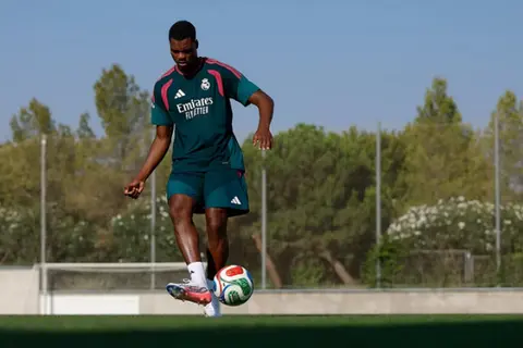 "شرف كبير وشعور رائع".. دومفريس يتحدث عن مرانه الأول مع ريال مدريد